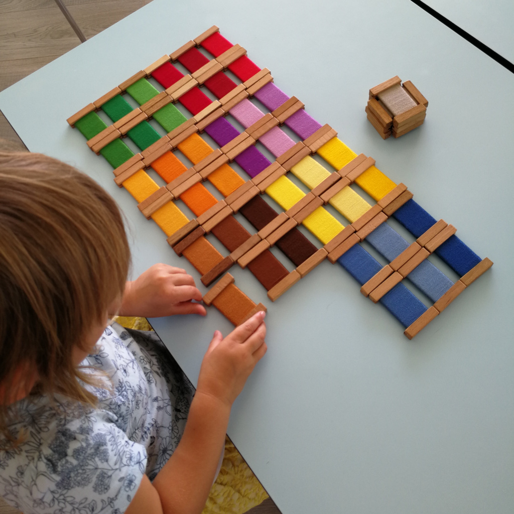 Enfant apprenant les mathématiques avec des jeux pédagogiques Montessori - École Jeunes Pousses