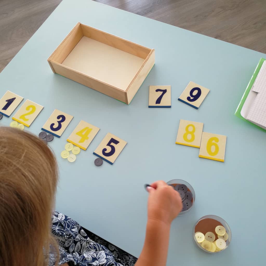 Enfant apprenant les mathématiques avec des jeux pédagogiques Montessori - École Jeunes Pousses - Construction de la personnalité de l'enfant par des jeux stimulants